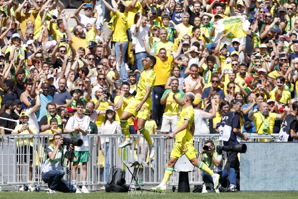 给球迷提供 给球迷提供