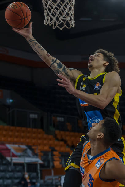 芬奇：很幸运能拥有如此深厚轮转阵容 华子中场休息时积极与队友沟通